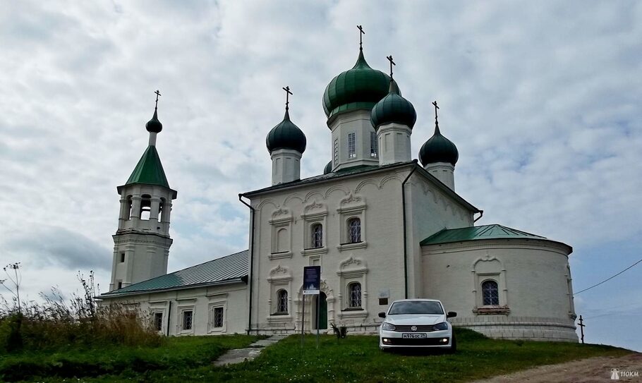 Тест драйв прокатного Volkswagen Polo  грозовой фон