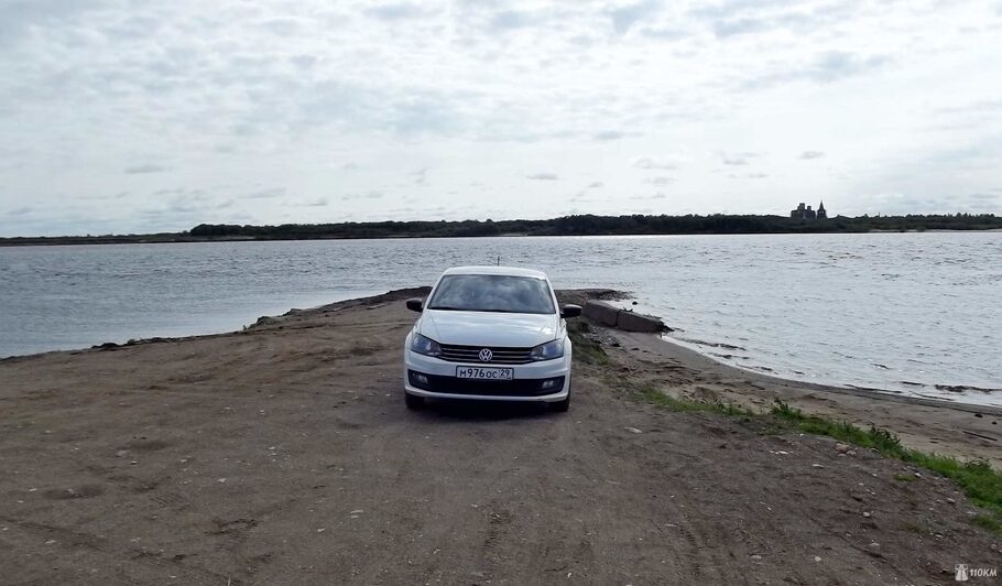 Тест драйв прокатного Volkswagen Polo  грозовой фон