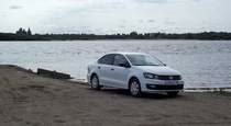 Тест драйв прокатного Volkswagen Polo  грозовой фон