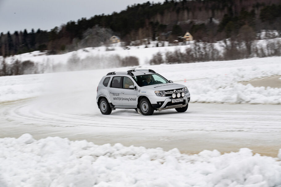 Режем ладожский лед  когтями  полноприводных Renault