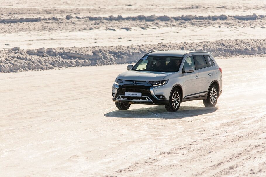 Тест драйв Mitsubishi Outlander GT  ввинчиваемся в поворот