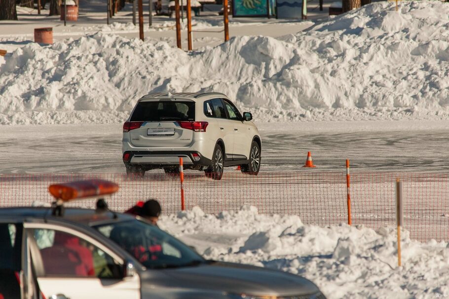 Тест драйв Mitsubishi Outlander GT  ввинчиваемся в поворот